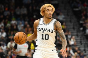 爱游戏-里程碑夜！菲尼克斯太阳临场应变，CBA常规赛今晚刷纪录，球迷炸锅，训练强度明显提升的简单介绍